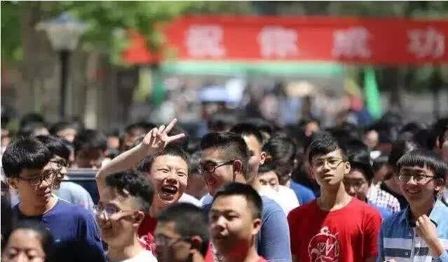 考场上的巨人 一位2米3高考生的故事考场现2米23高考生比姚明高吗